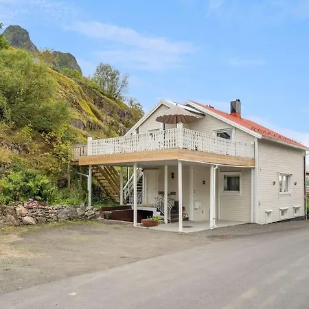 Solrik Og Romslig Leilighet * Svolvær